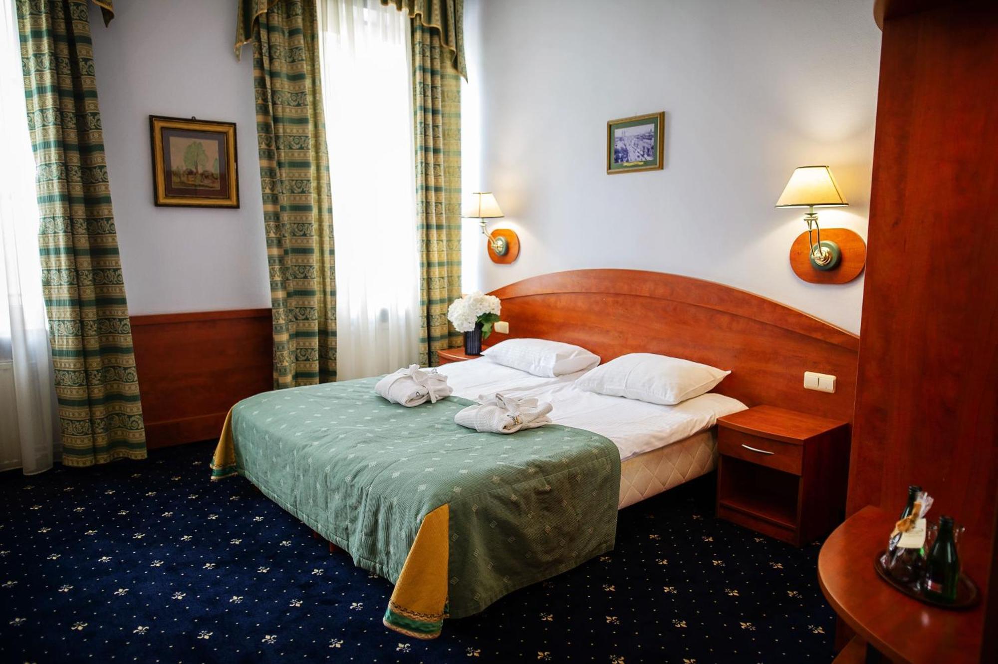 Pietrak Hotel Гнезно Экстерьер фото