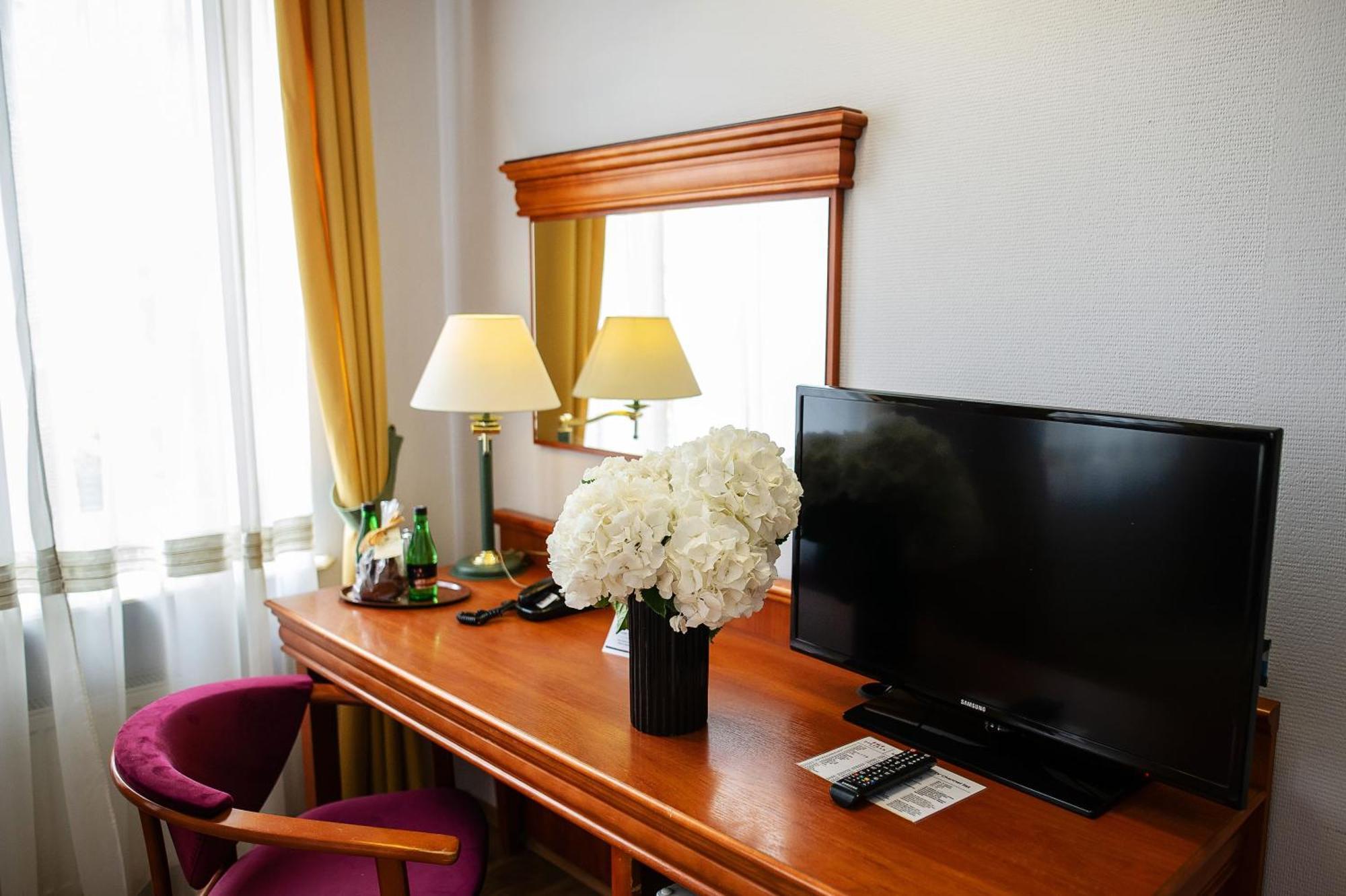 Pietrak Hotel Гнезно Экстерьер фото