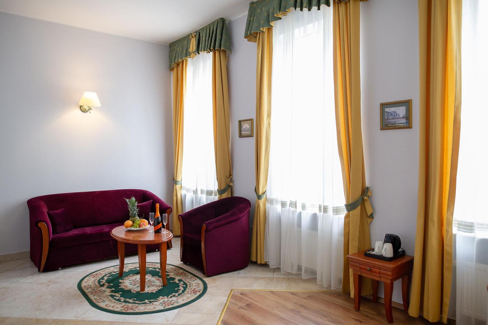 Pietrak Hotel Гнезно Экстерьер фото