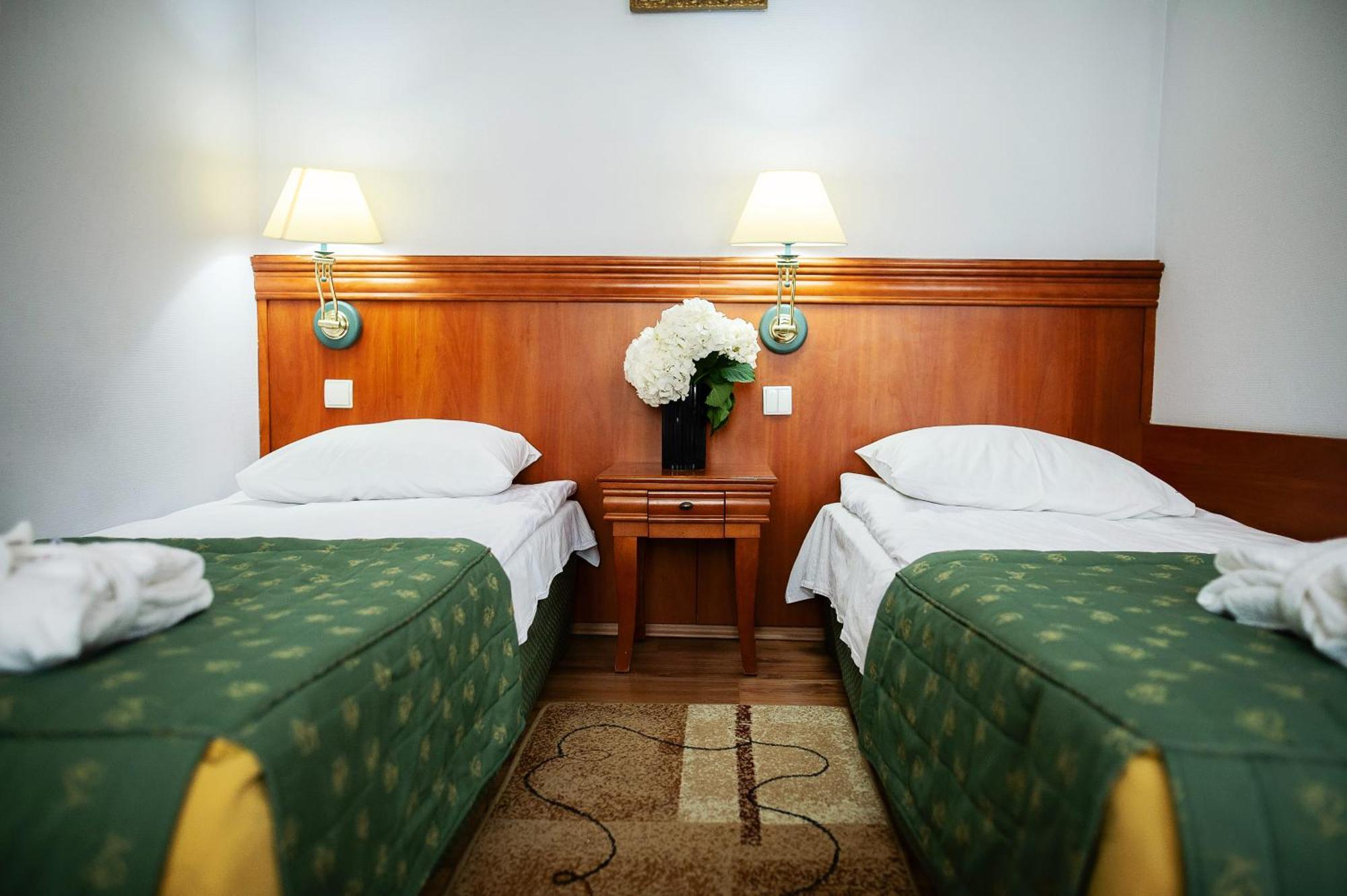 Pietrak Hotel Гнезно Экстерьер фото