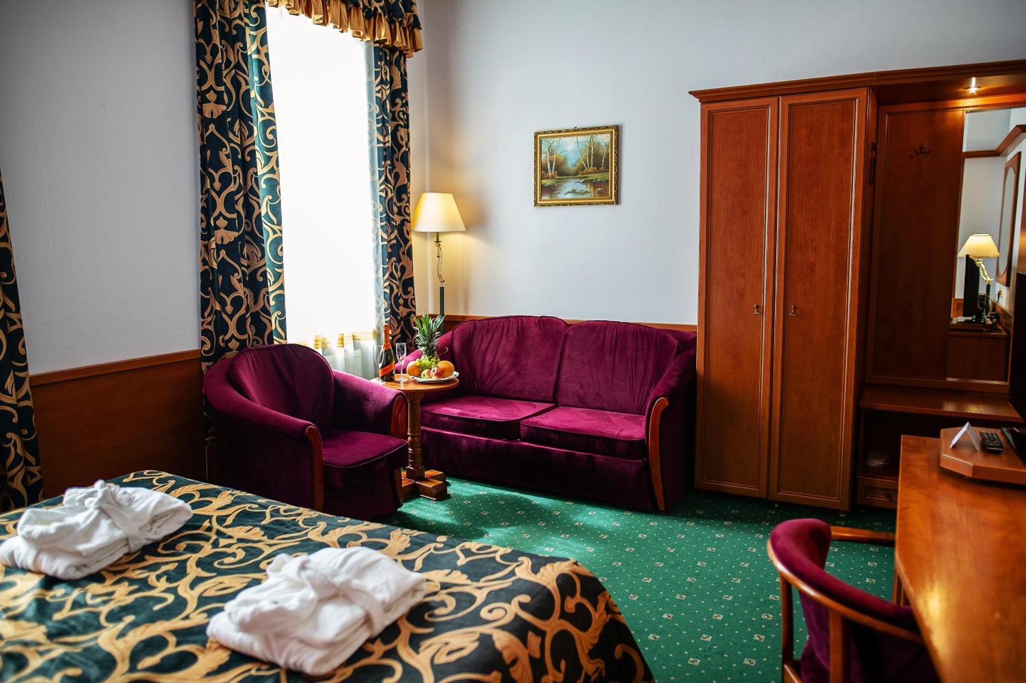 Pietrak Hotel Гнезно Экстерьер фото