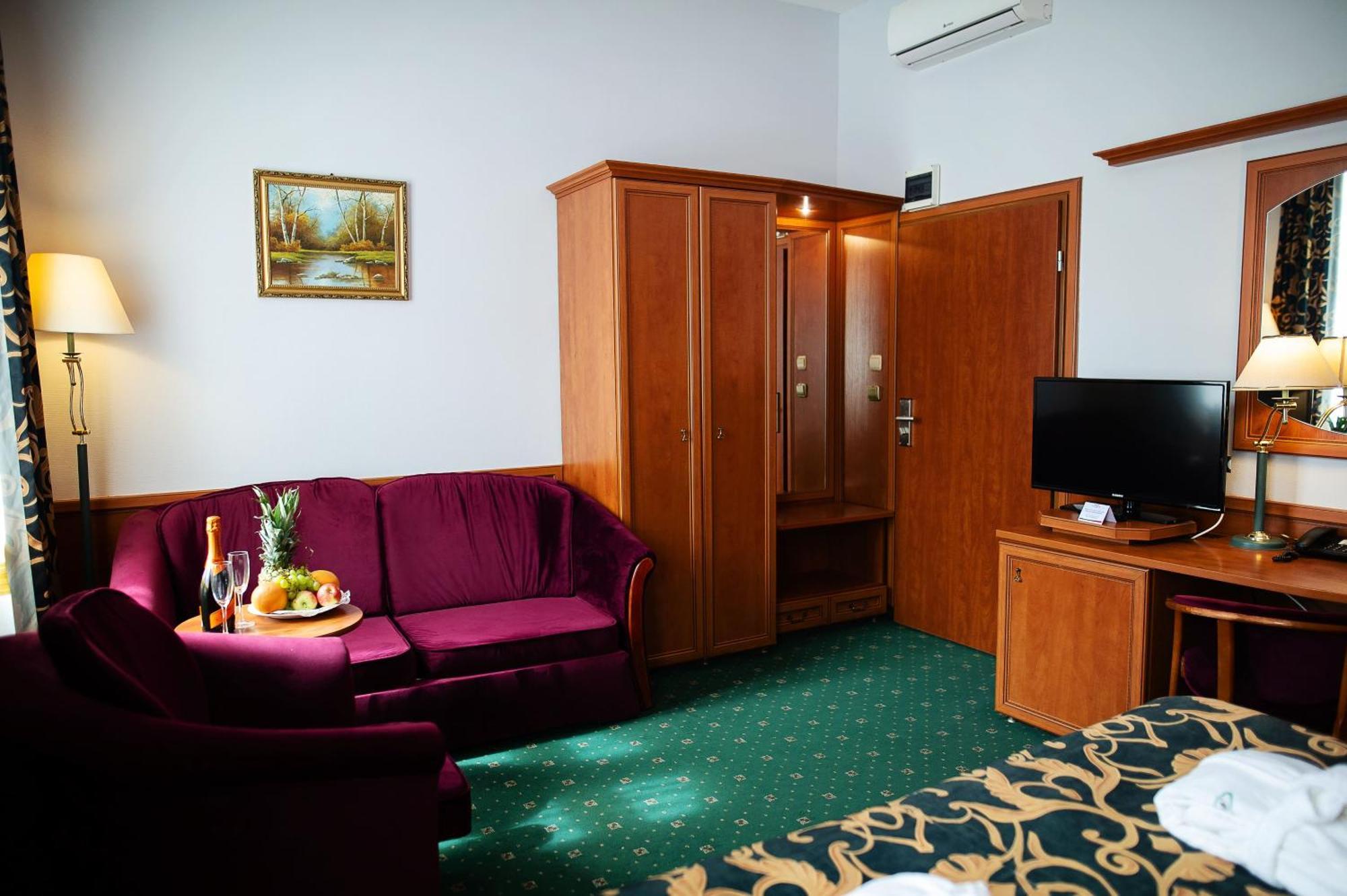 Pietrak Hotel Гнезно Экстерьер фото