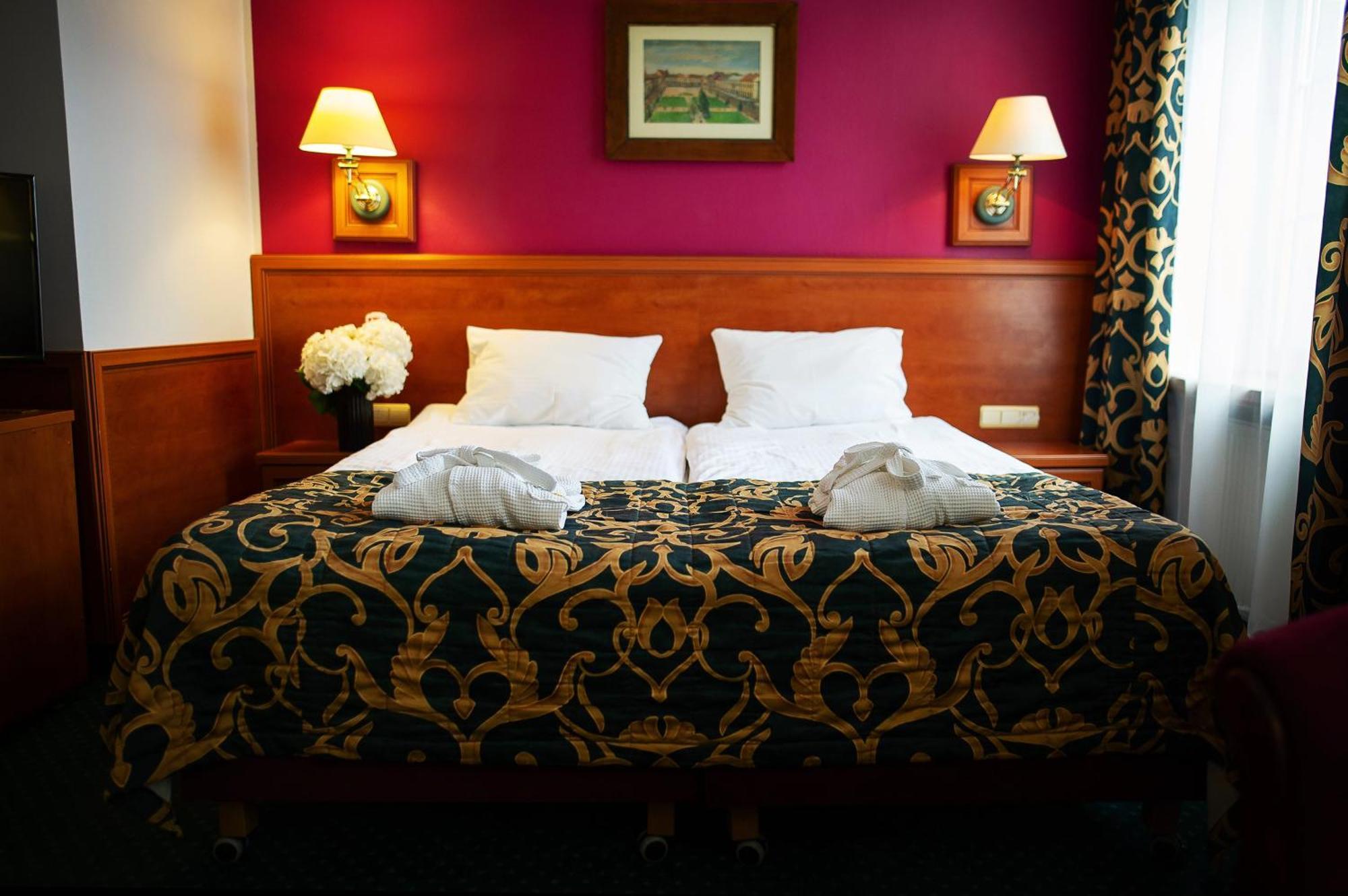 Pietrak Hotel Гнезно Экстерьер фото
