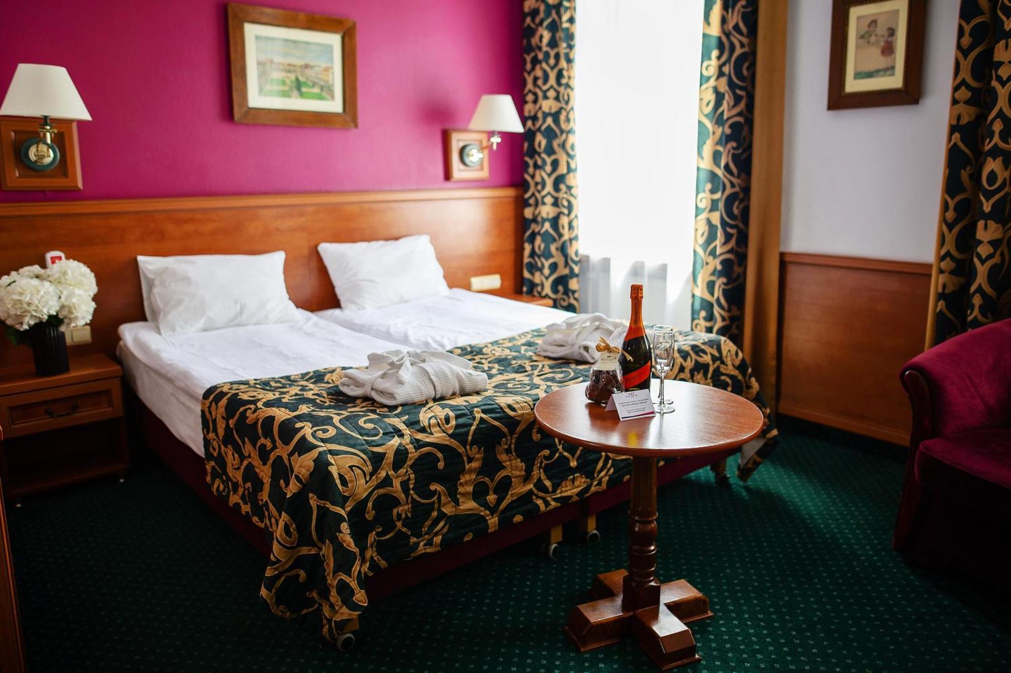Pietrak Hotel Гнезно Экстерьер фото