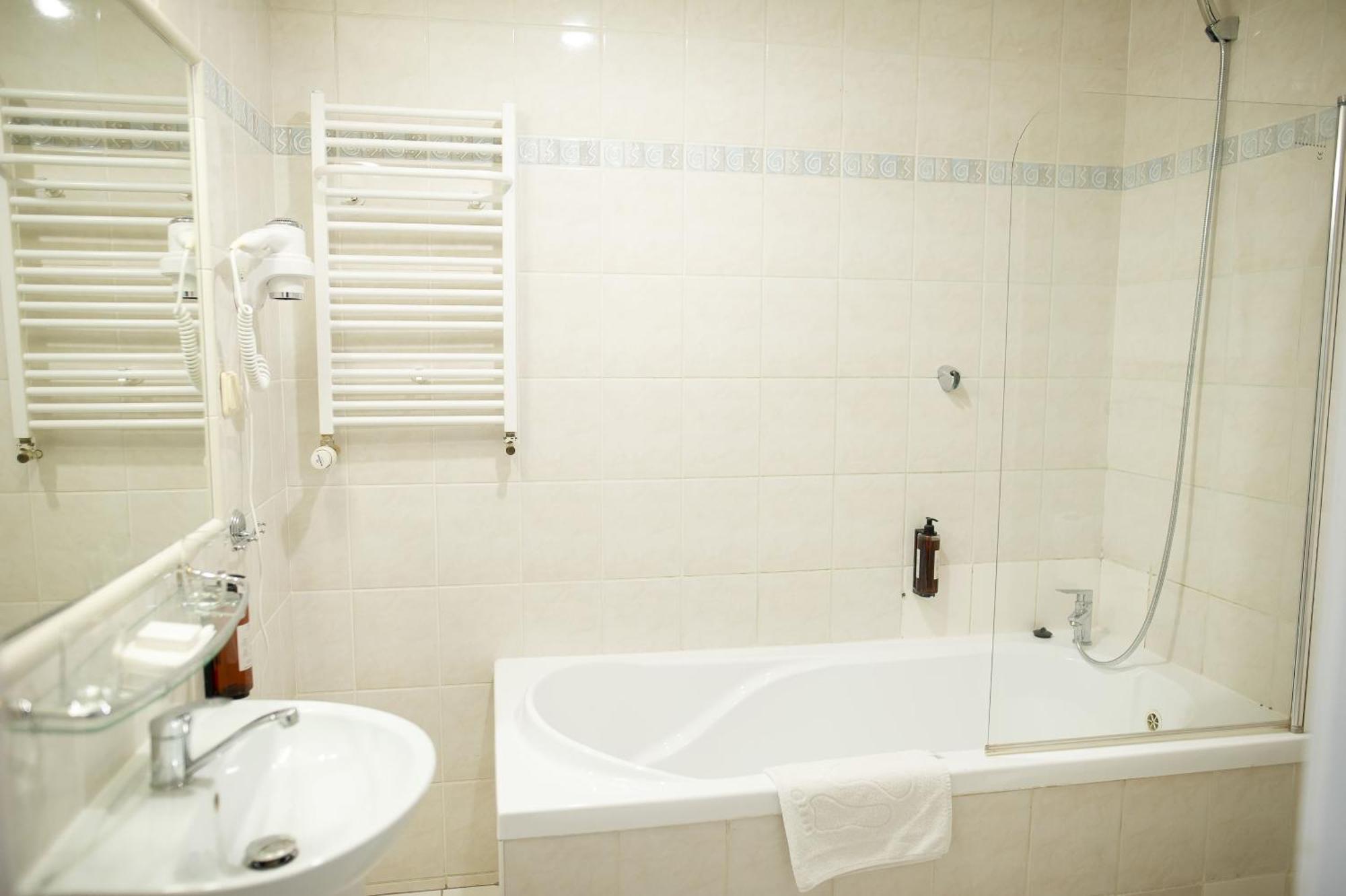 Pietrak Hotel Гнезно Экстерьер фото