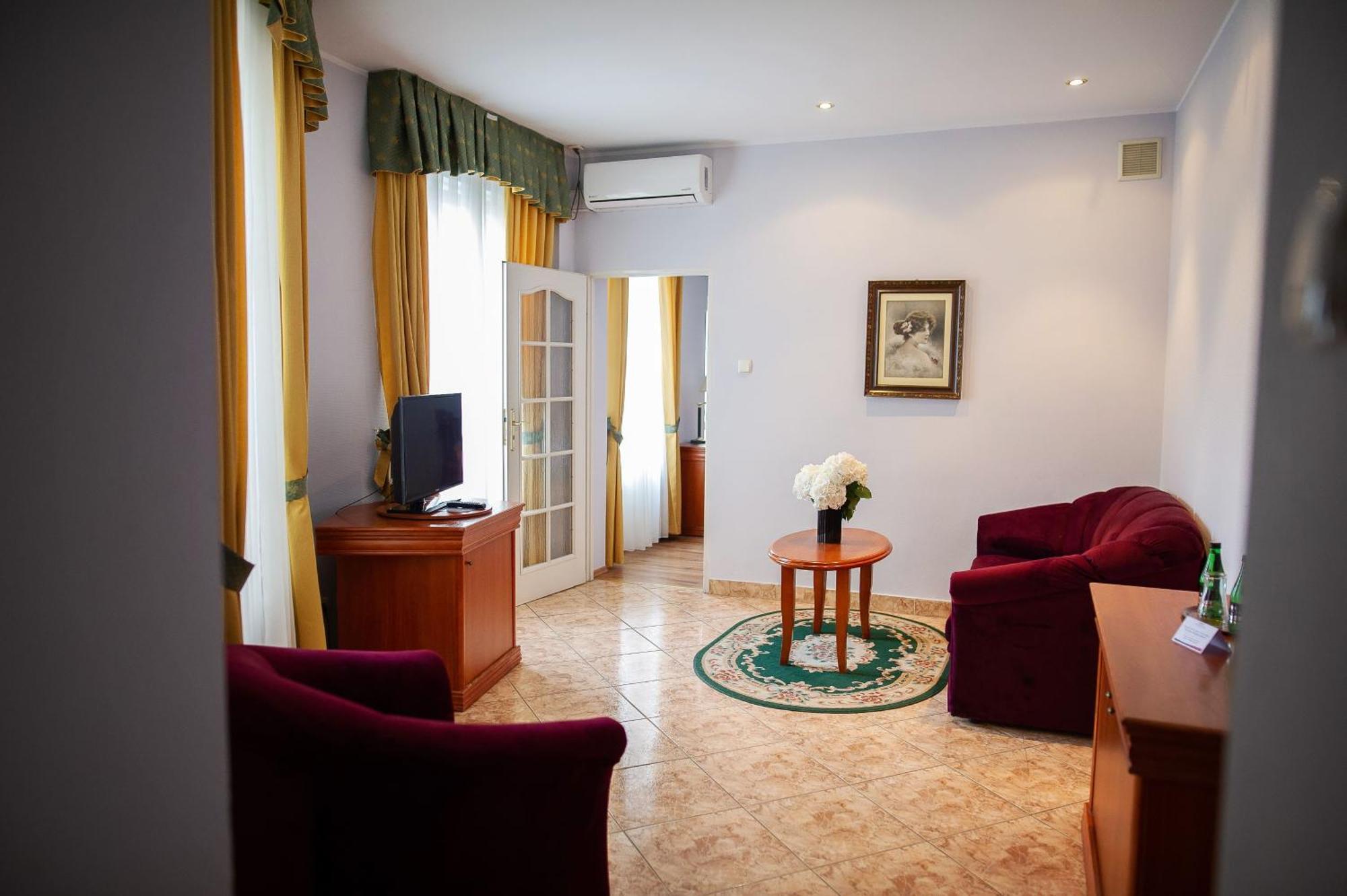 Pietrak Hotel Гнезно Экстерьер фото