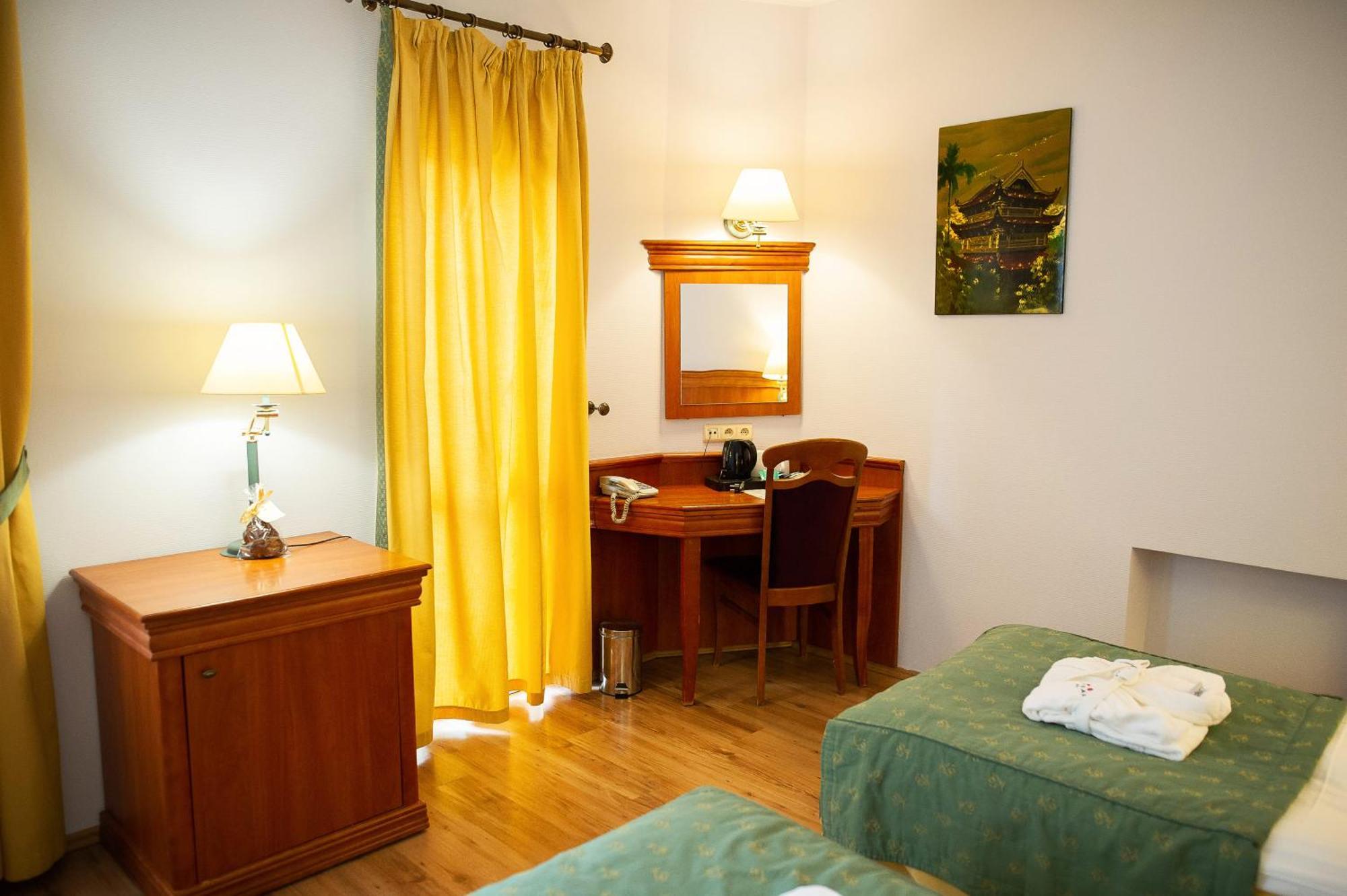 Pietrak Hotel Гнезно Экстерьер фото