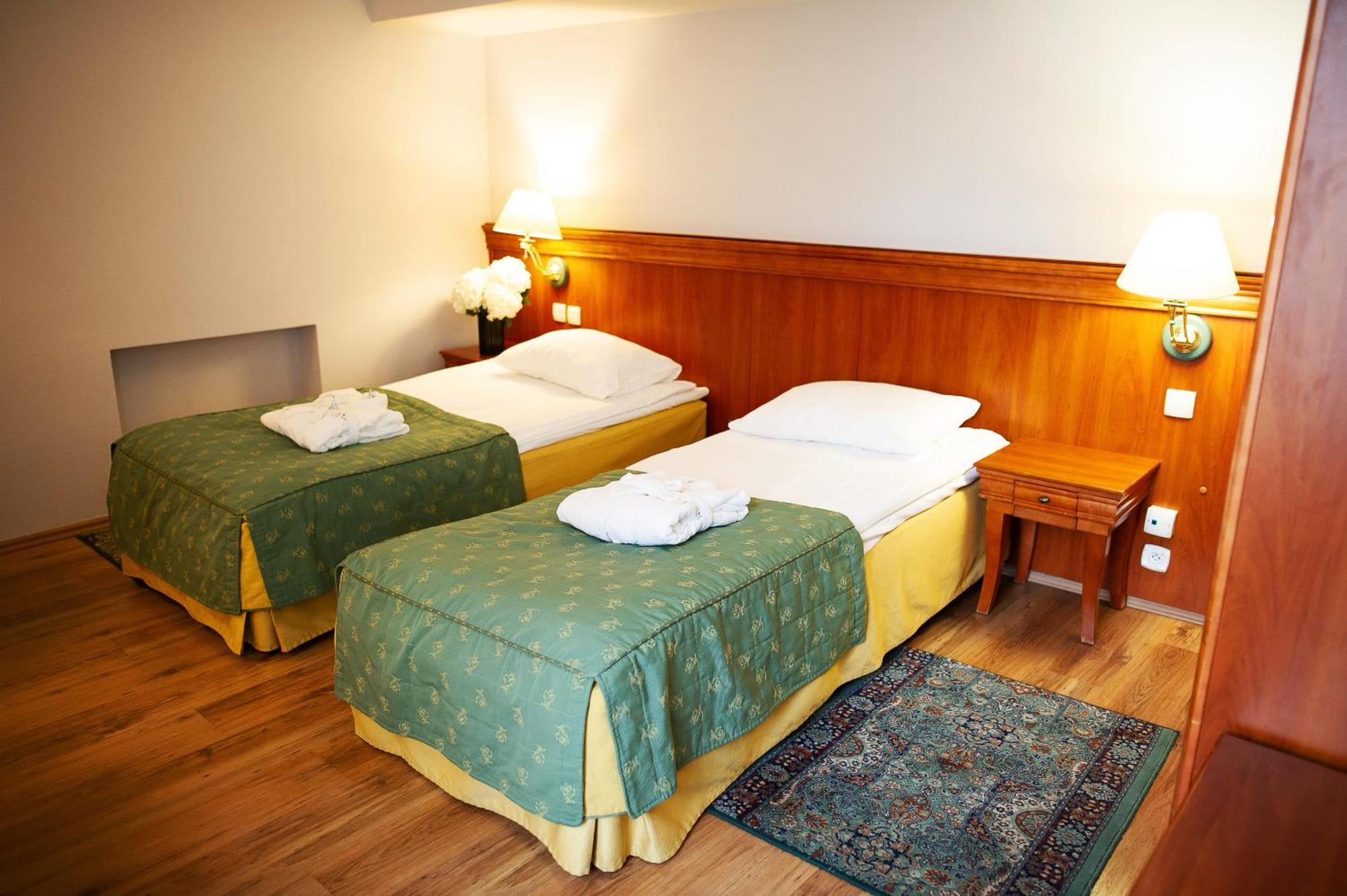 Pietrak Hotel Гнезно Экстерьер фото