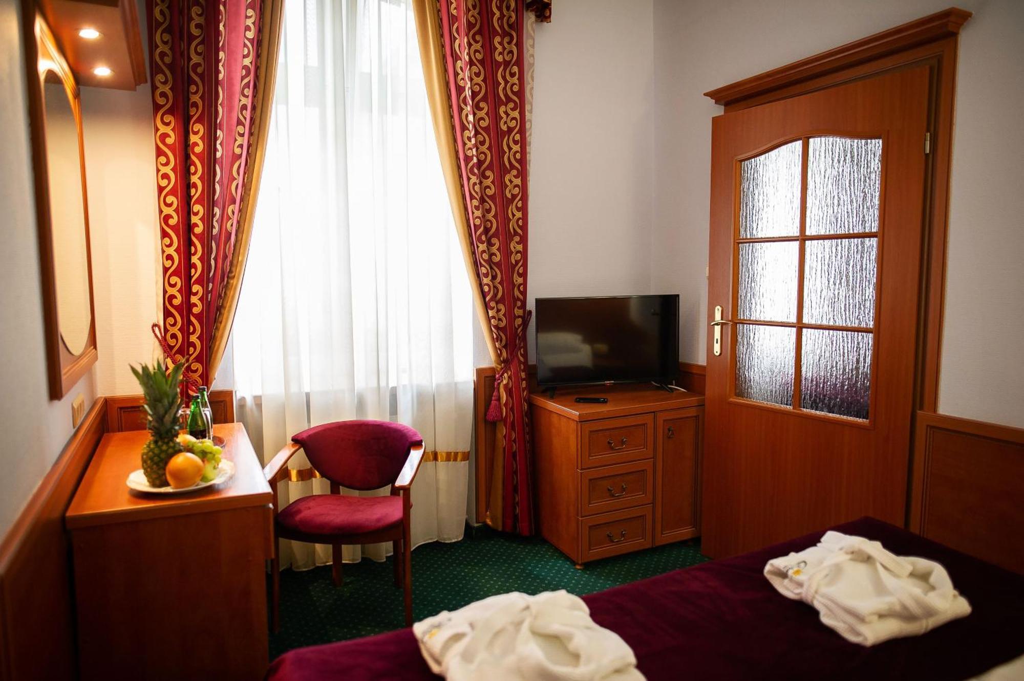 Pietrak Hotel Гнезно Экстерьер фото
