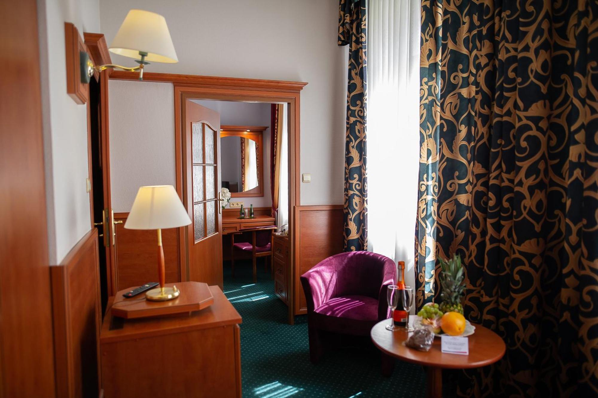 Pietrak Hotel Гнезно Экстерьер фото