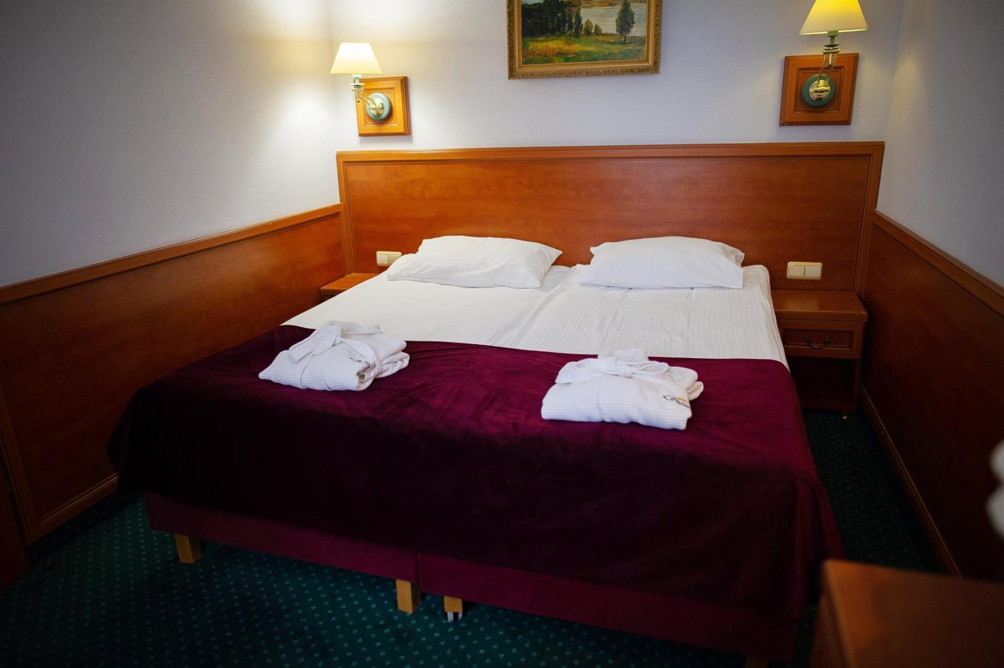Pietrak Hotel Гнезно Экстерьер фото