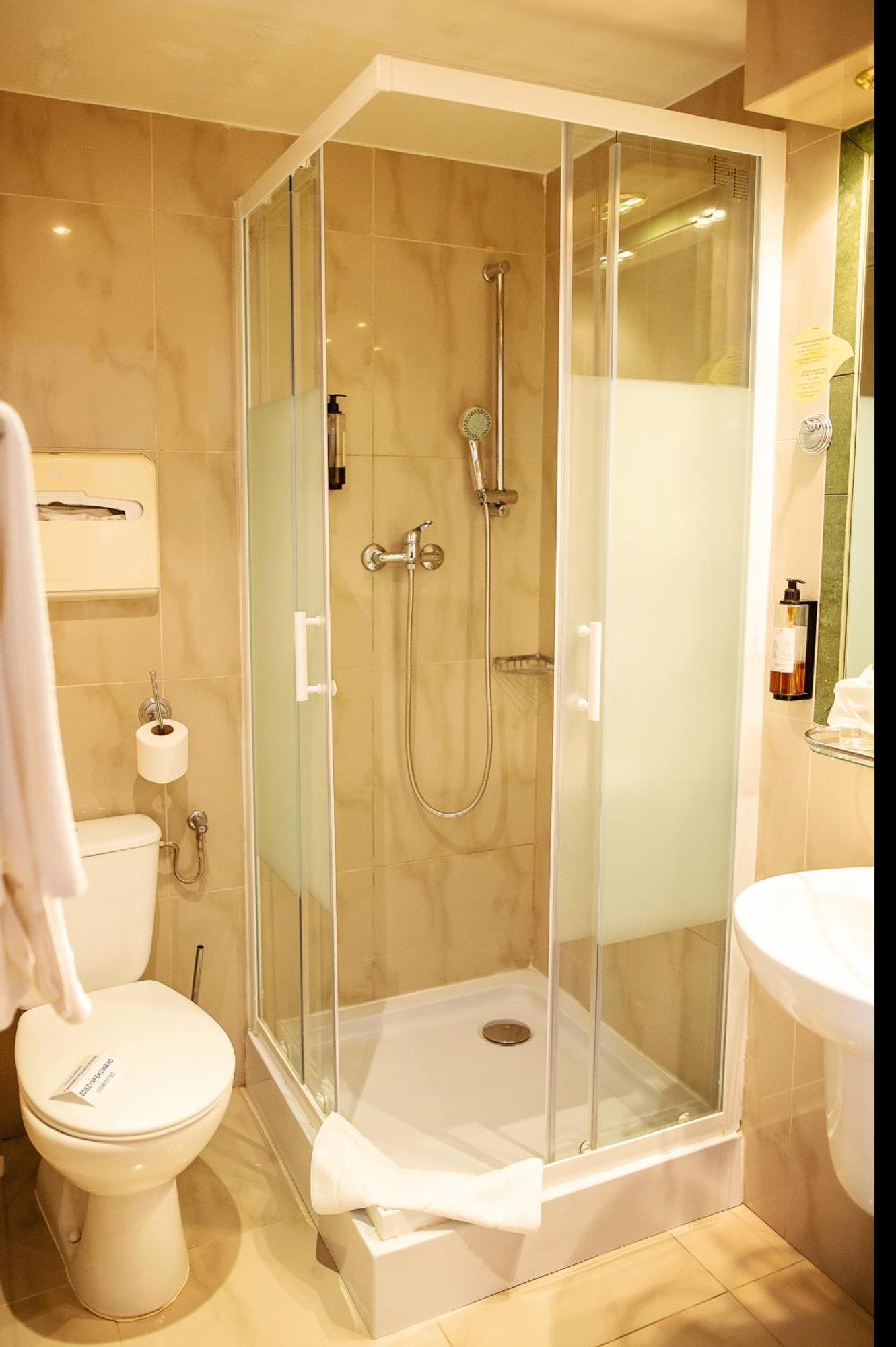 Pietrak Hotel Гнезно Экстерьер фото