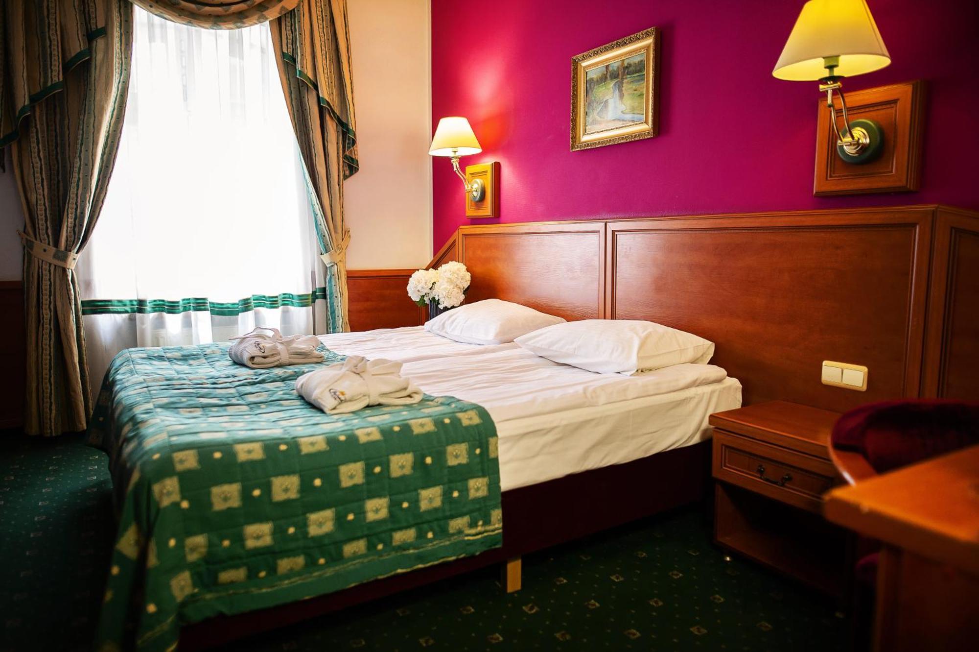 Pietrak Hotel Гнезно Экстерьер фото