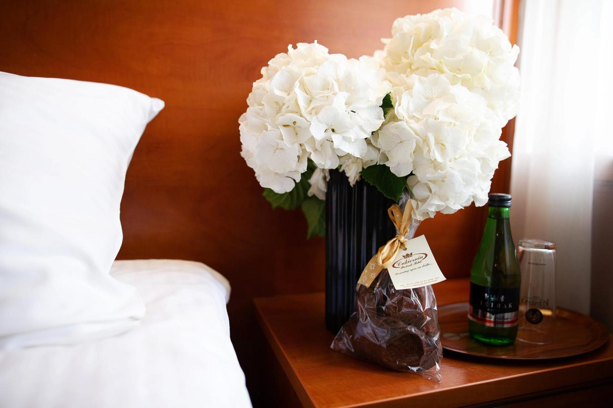 Pietrak Hotel Гнезно Экстерьер фото