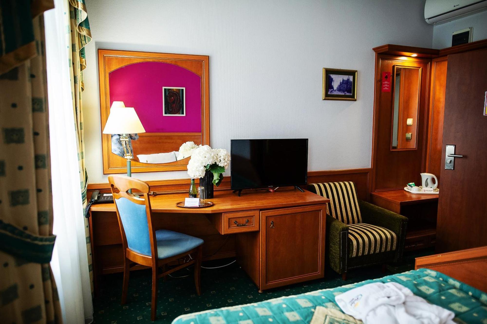Pietrak Hotel Гнезно Экстерьер фото