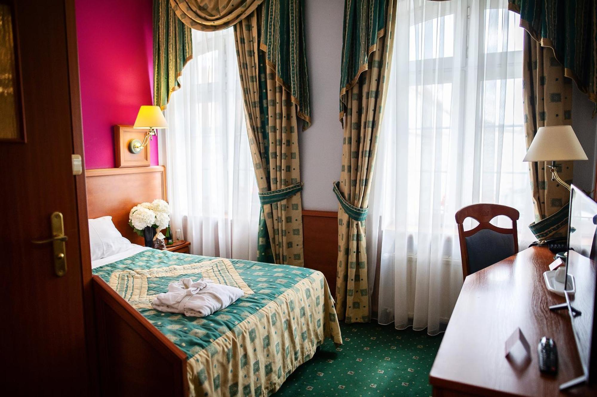 Pietrak Hotel Гнезно Экстерьер фото