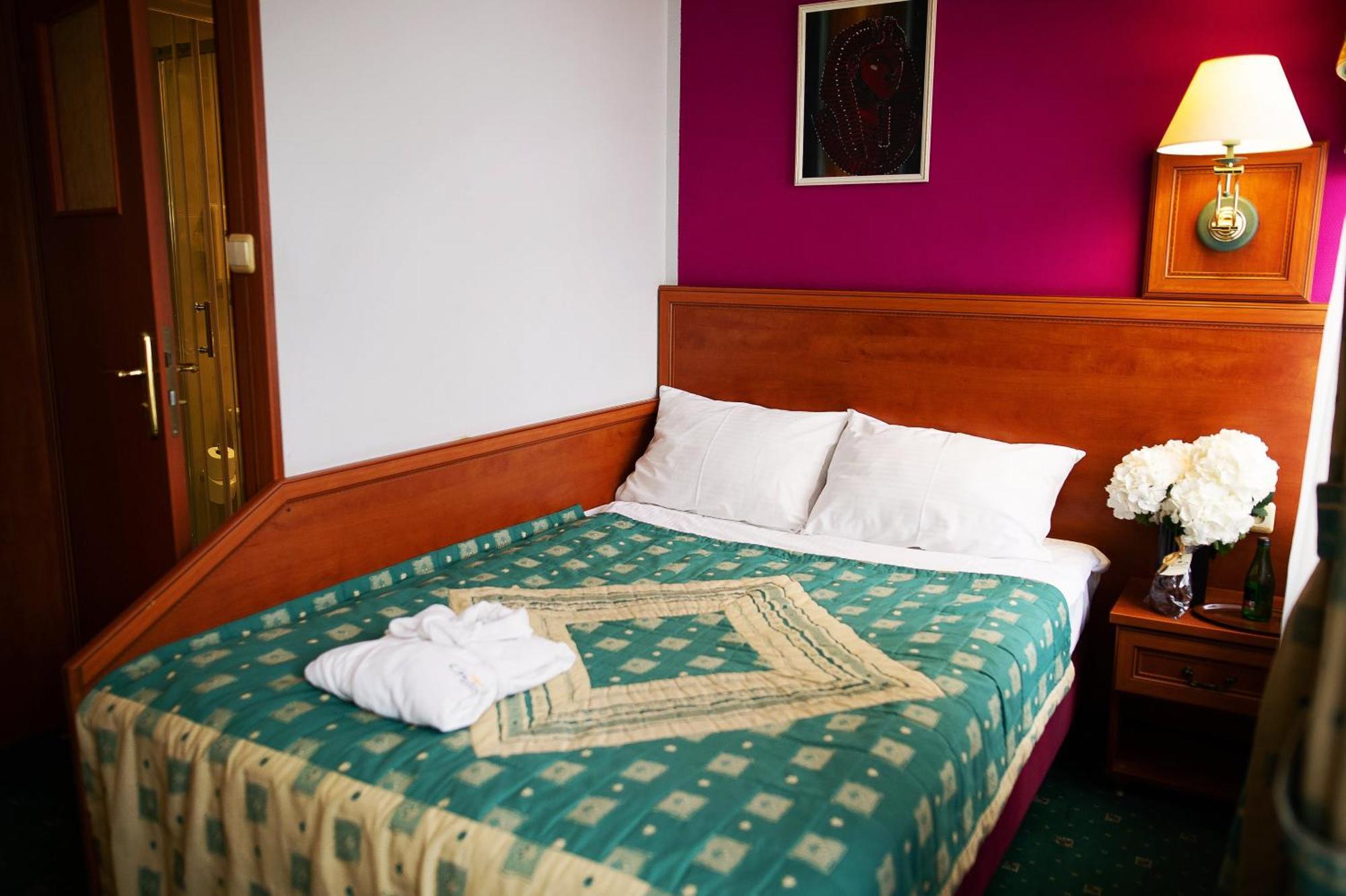 Pietrak Hotel Гнезно Экстерьер фото
