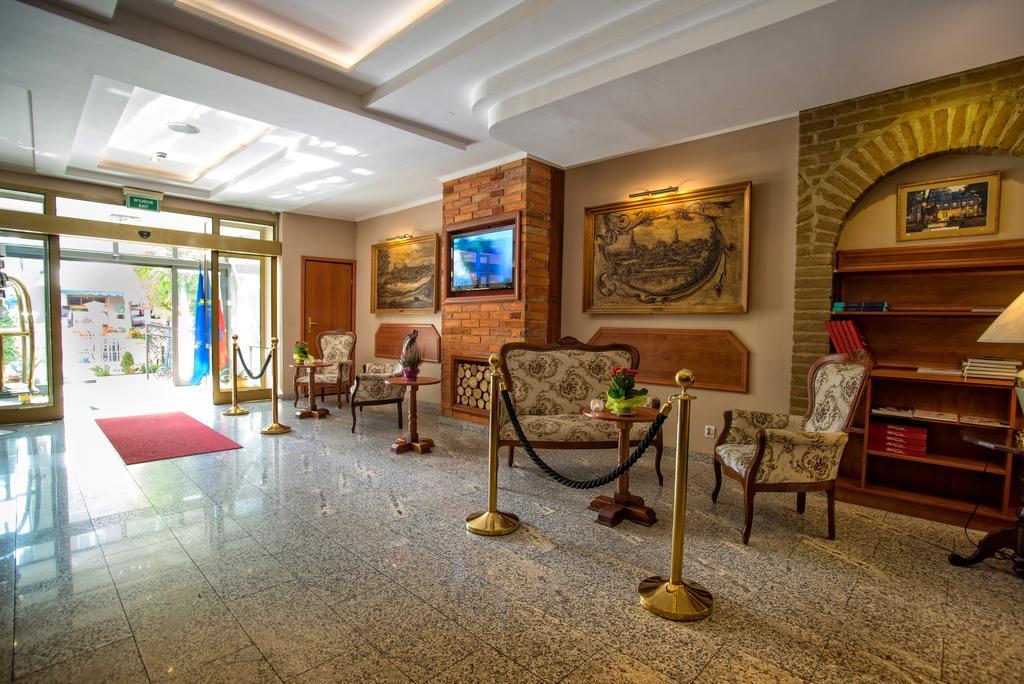 Pietrak Hotel Гнезно Экстерьер фото