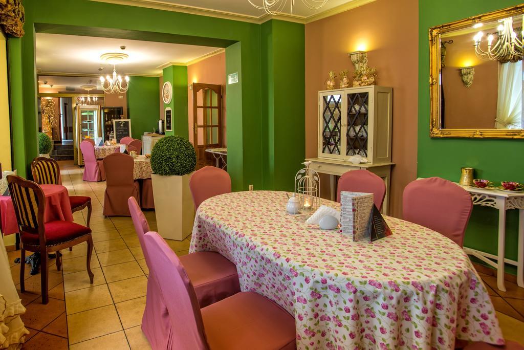 Pietrak Hotel Гнезно Экстерьер фото