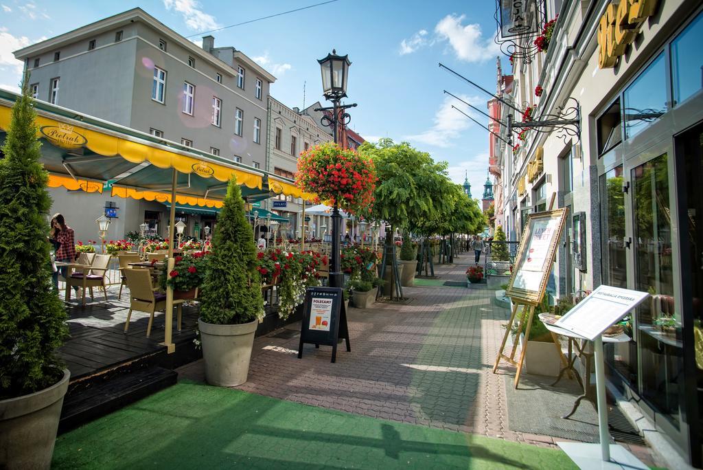 Pietrak Hotel Гнезно Экстерьер фото