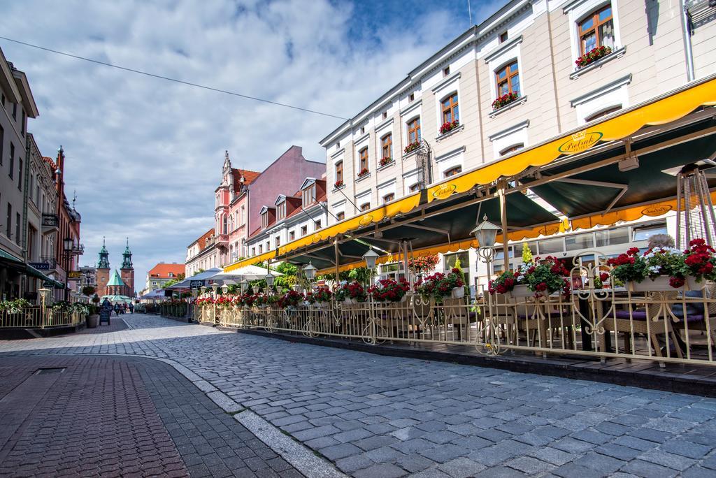 Pietrak Hotel Гнезно Экстерьер фото