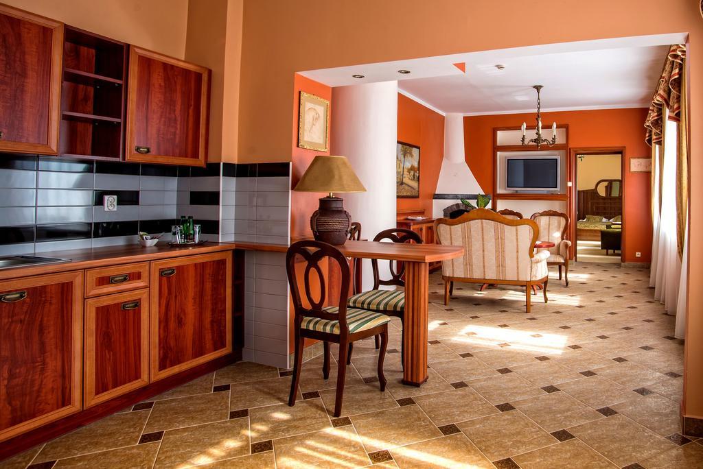 Pietrak Hotel Гнезно Экстерьер фото
