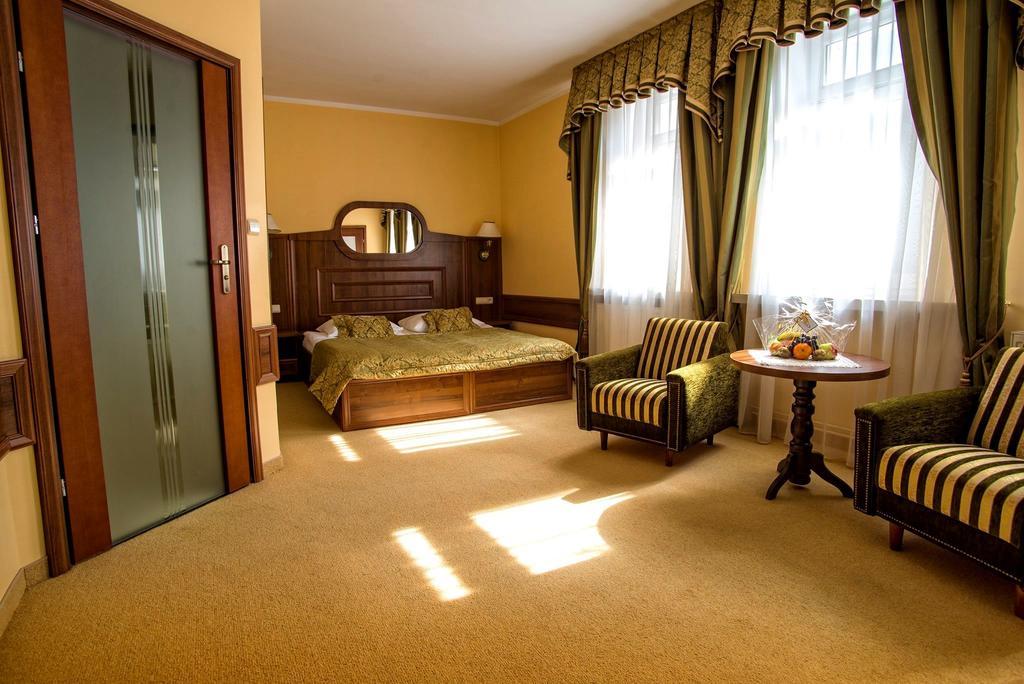 Pietrak Hotel Гнезно Экстерьер фото