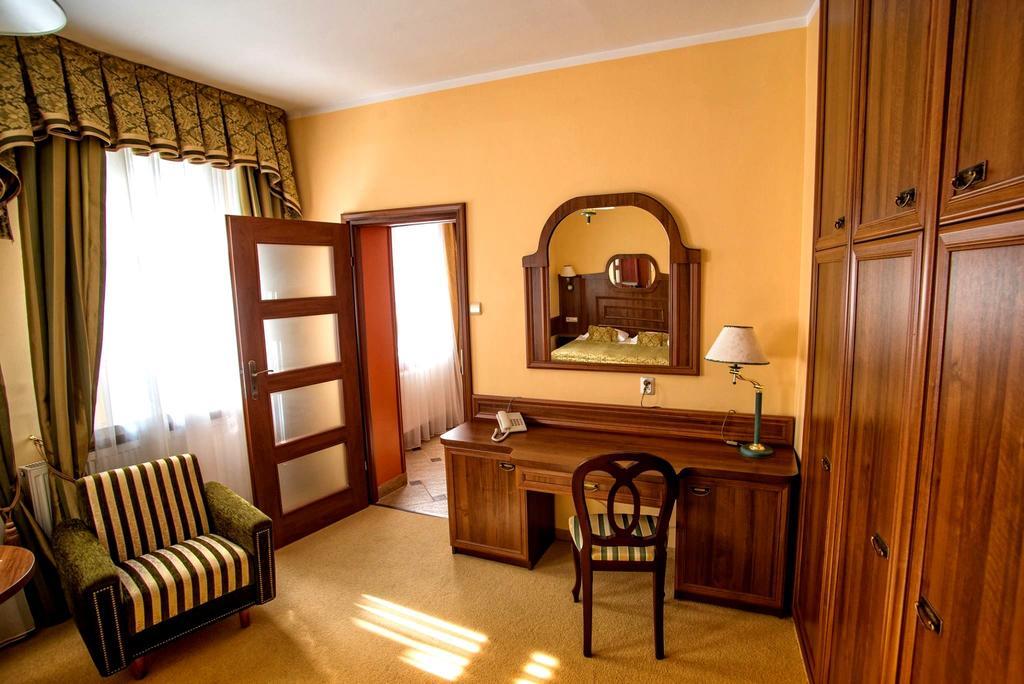 Pietrak Hotel Гнезно Экстерьер фото