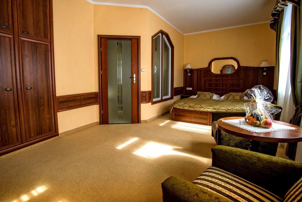 Pietrak Hotel Гнезно Экстерьер фото