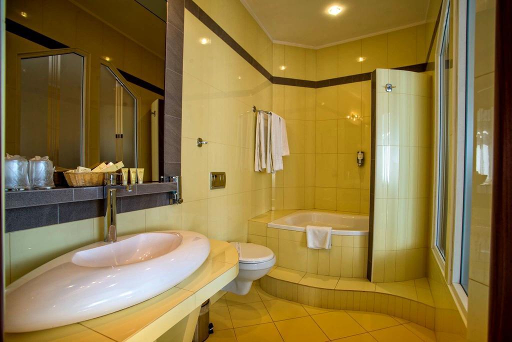 Pietrak Hotel Гнезно Экстерьер фото