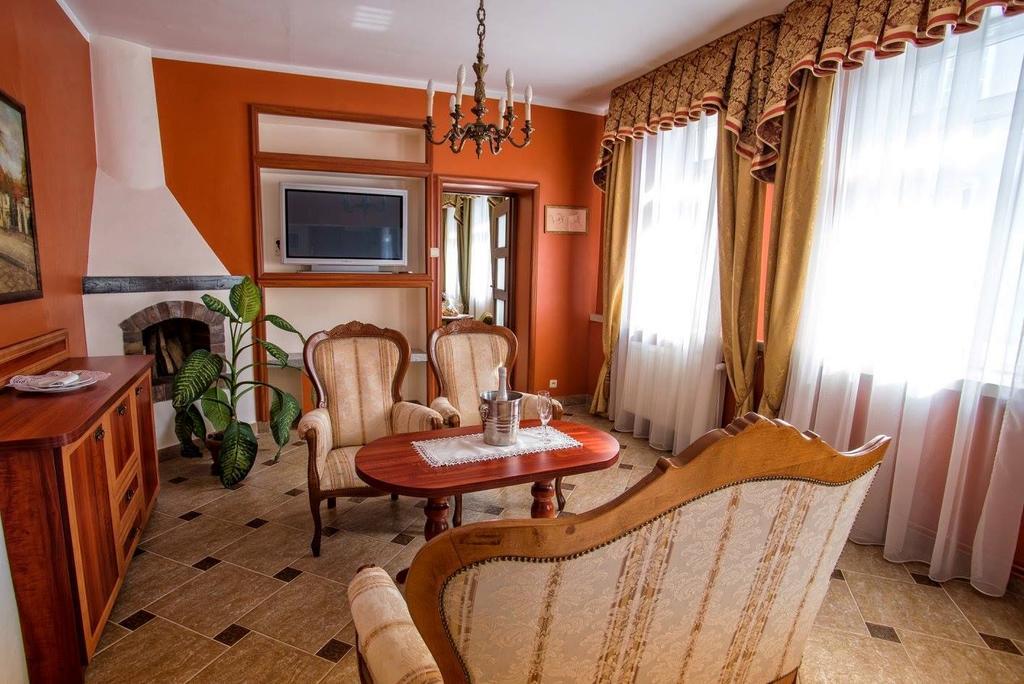 Pietrak Hotel Гнезно Экстерьер фото
